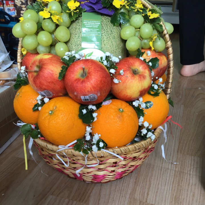 Giỏ quà trái cây mừng sinh nhật cao cấp kết hợp cắm hoa nghệ thuật sang trọng CF03
